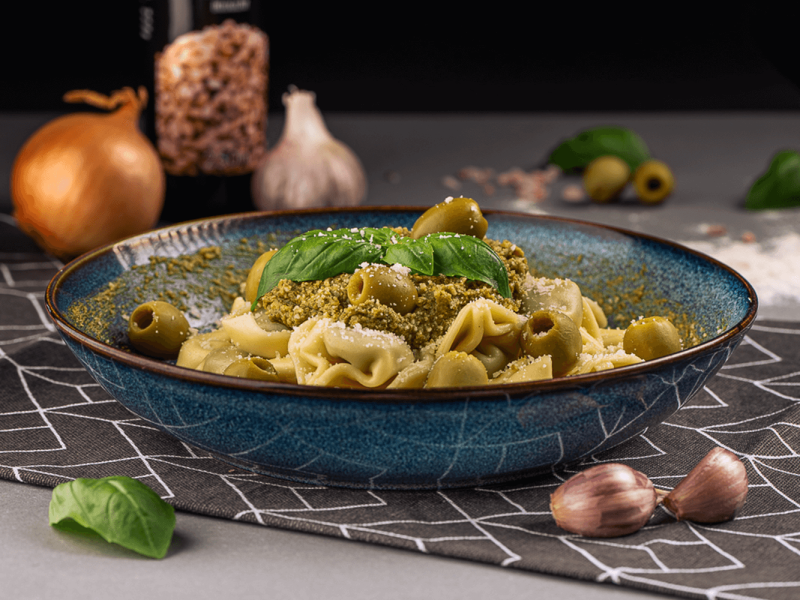 Zdjęcie dania tortellini z bazyliowym pesto