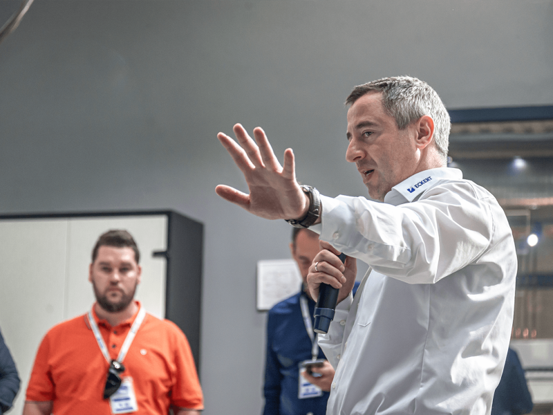 Człowiek pokazujący gest ręką